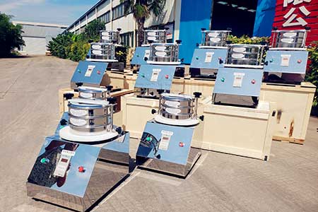 鹽城某機械有限公司在我公司訂購8臺標(biāo)準(zhǔn)檢驗篩發(fā)貨了